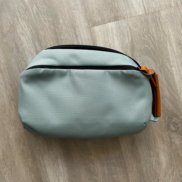 Tripped electronics bag. - Picture 6 of 10